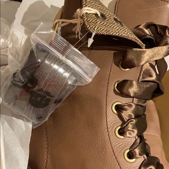 aimilita 9 eye toe cap boot